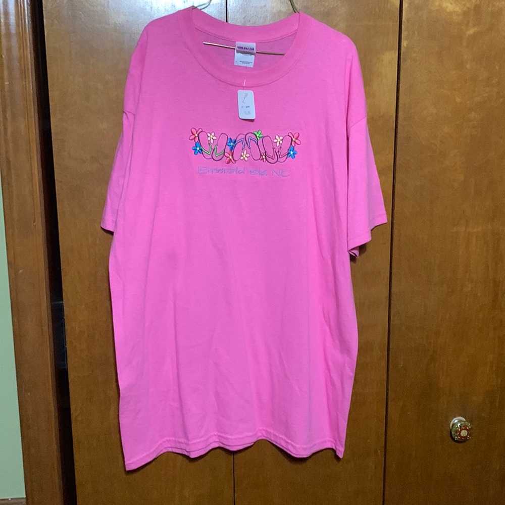 GILDAN- EMERALD ISLE, NC T-SHIRT WITH FLIP FLOPS (L) NWT!